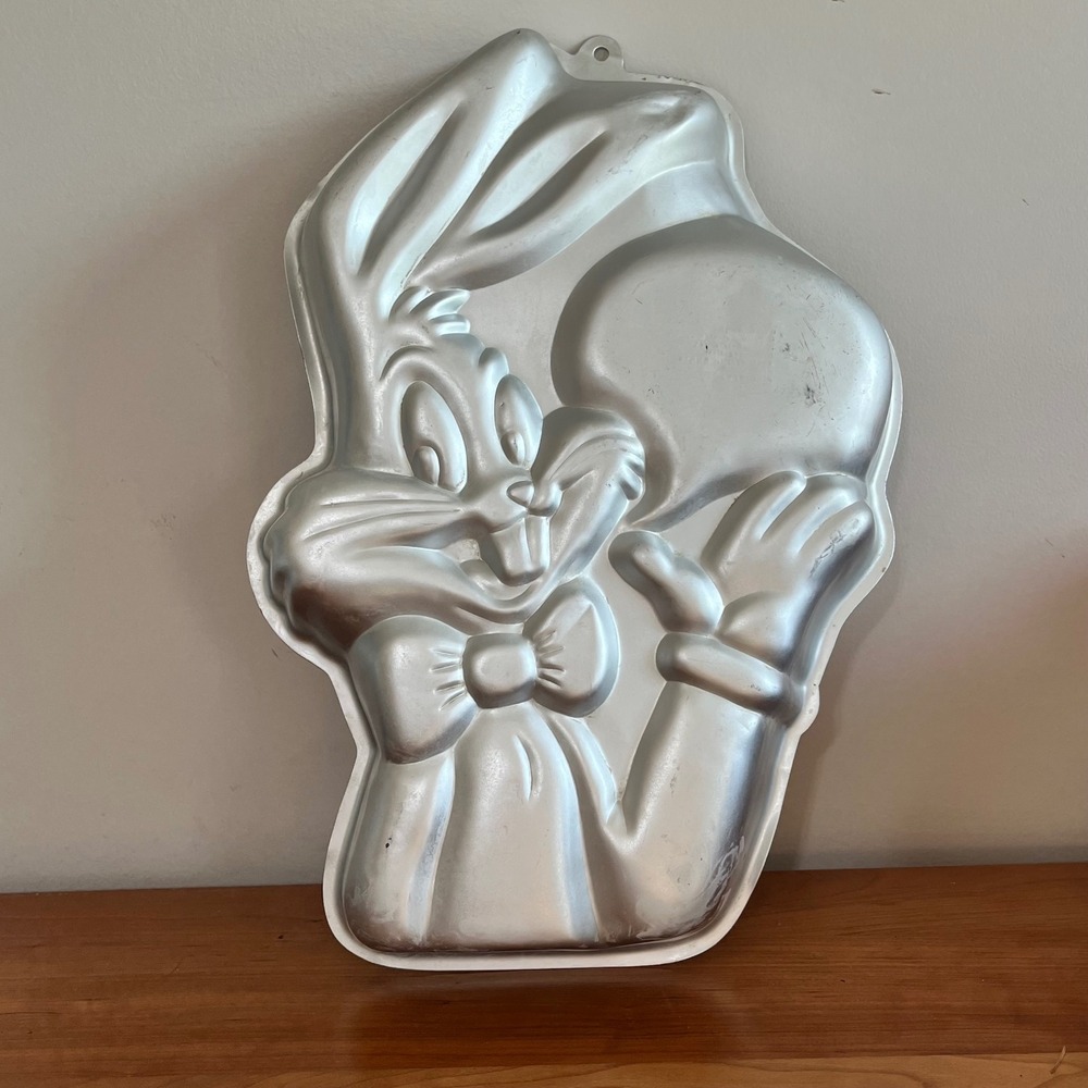 Vintage 1989 Wilton Bugs Bunny Cake Pan Looney Tunes Aluminum Mold 2105-8253